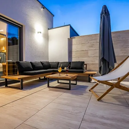 Villa Marassi With Heated Pool, Hot Tub And Sauna Crikvenica