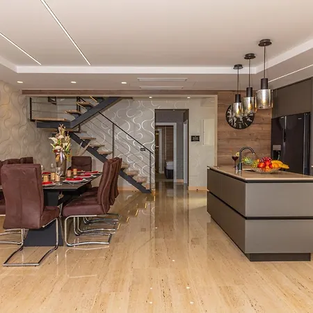 Marassi With Heated Pool, Hot Tub And Sauna Vilă